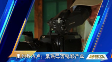 亲切的金子桌子上打扑克